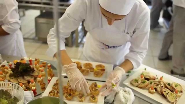 Cursos gratuitos na área de Gastronomia visam qualificar profissionais e fortalecer o setor turístico local