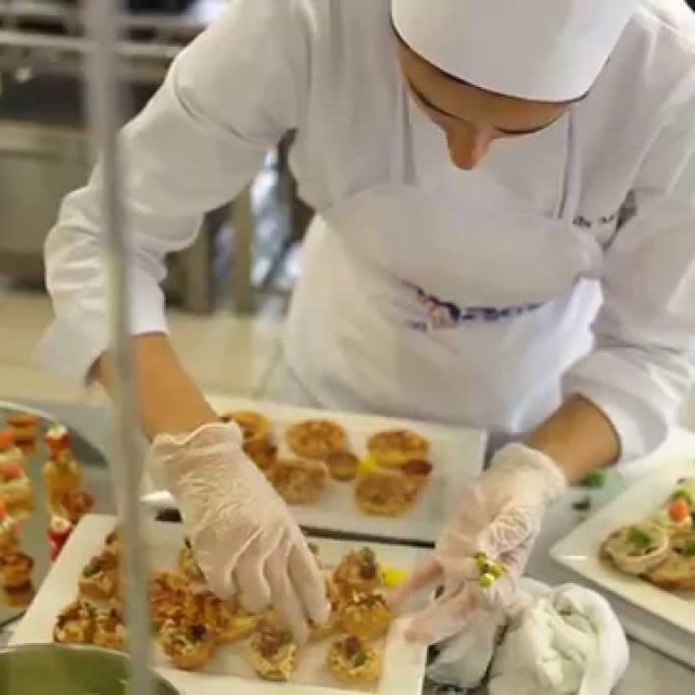 Cursos gratuitos na área de Gastronomia visam qualificar profissionais e fortalecer o setor turístico local