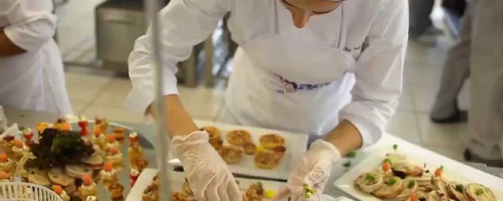 Cursos gratuitos na área de Gastronomia visam qualificar profissionais e fortalecer o setor turístico local