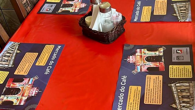 Papel bandeja com história de pontos turísticos já está em circulação por Paranaguá