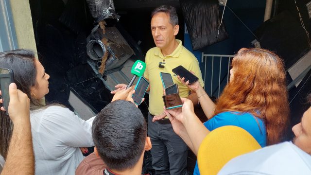 Sucateado e oferecendo risco ao público, Teatro Municipal Rachel Costa é interditado pela Prefeitura