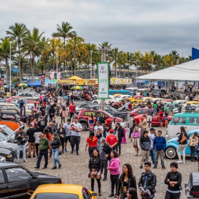 Feira de Carros Antigos de Paranaguá reúne 130 veículos e atrai grande público