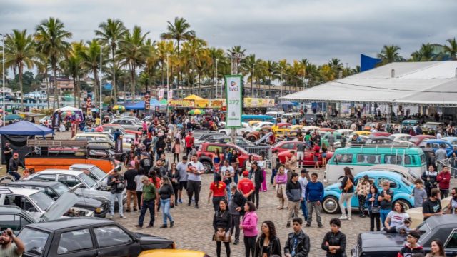 Feira de Carros Antigos de Paranaguá reúne 130 veículos e atrai grande público