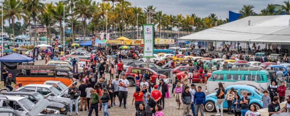 Feira de Carros Antigos de Paranaguá reúne 130 veículos e atrai grande público