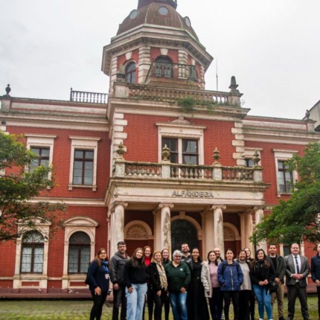 Prédio da antiga Alfândega de Paranaguá recebe visita técnica da Escola de Formação de Turismo